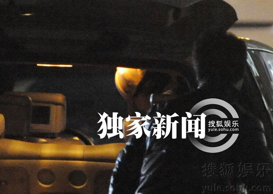 每日追星：钟汉良深夜蒙面回京 周冬雨戴鸭舌帽变路人