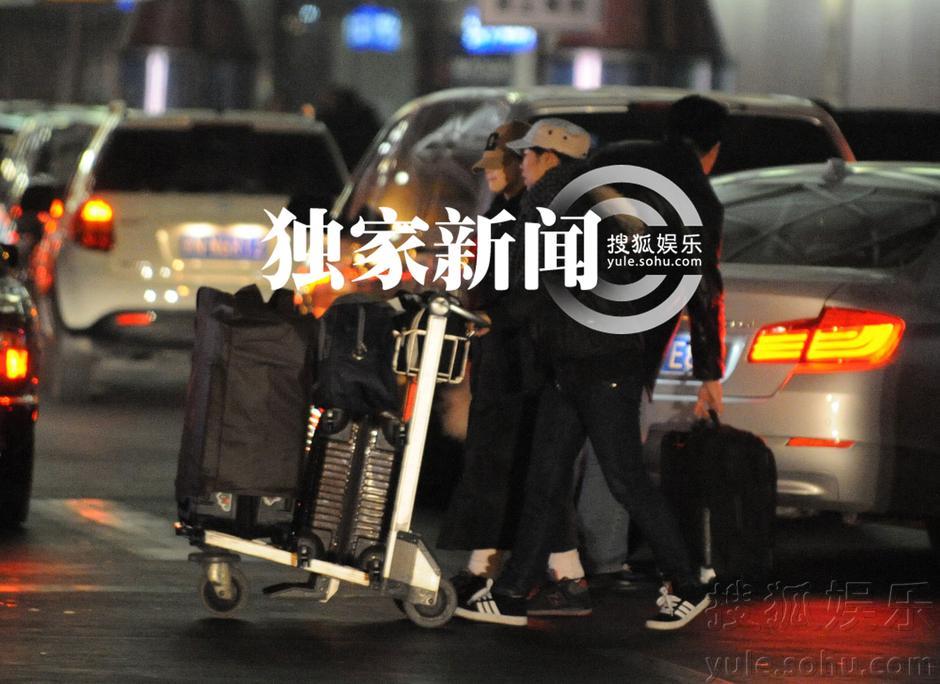 每日追星：钟汉良深夜蒙面回京 周冬雨戴鸭舌帽变路人