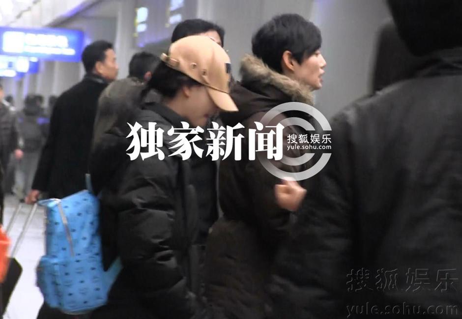 每日追星：钟汉良深夜蒙面回京 周冬雨戴鸭舌帽变路人