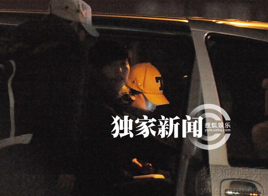每日追星：钟汉良深夜蒙面回京 周冬雨戴鸭舌帽变路人