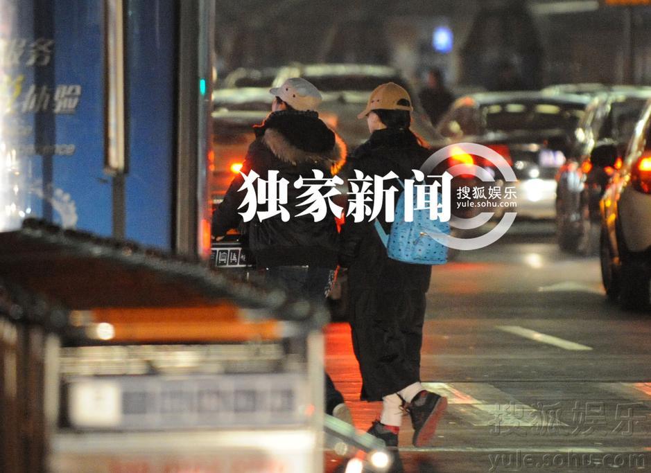 每日追星：钟汉良深夜蒙面回京 周冬雨戴鸭舌帽变路人