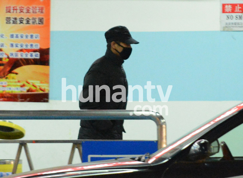 每日追星：钟汉良深夜蒙面回京 周冬雨戴鸭舌帽变路人