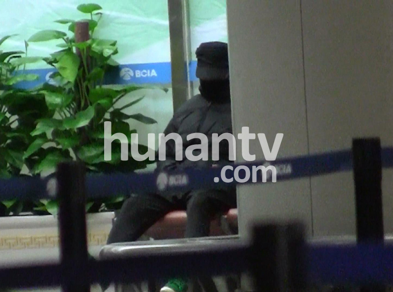 每日追星：钟汉良深夜蒙面回京 周冬雨戴鸭舌帽变路人