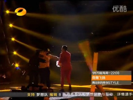 刘德华跨年晚会再救粉丝 喝止保安获赞