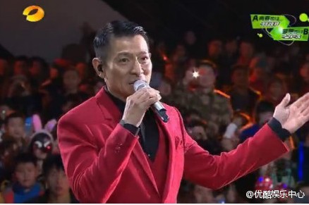 刘德华跨年晚会再救粉丝 喝止保安获赞