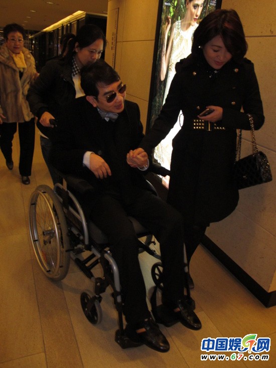 黎姿产后瘦身光彩照人 胞弟黎婴携女友亮相