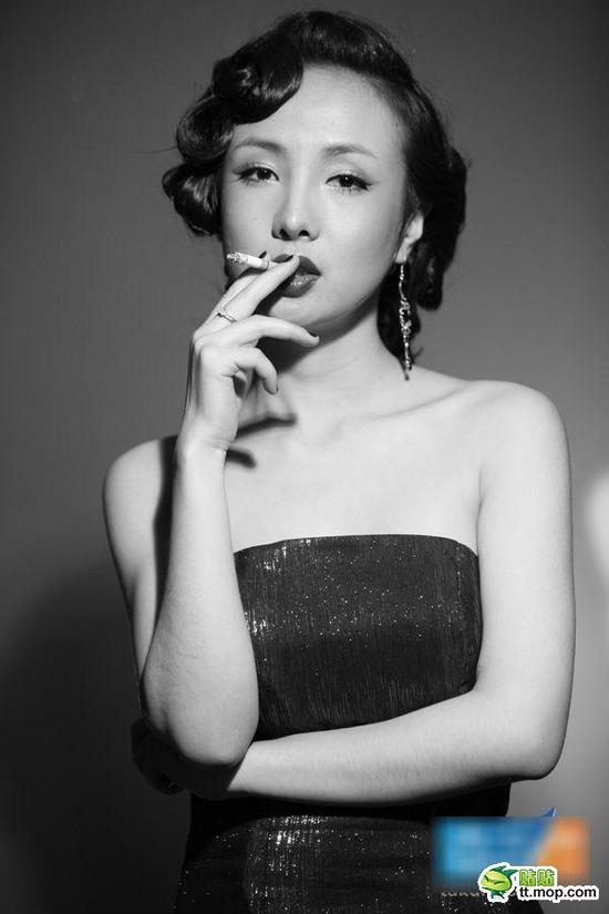 干露露推APP频发性感私照 半裸透视妩媚弄姿毫无下限