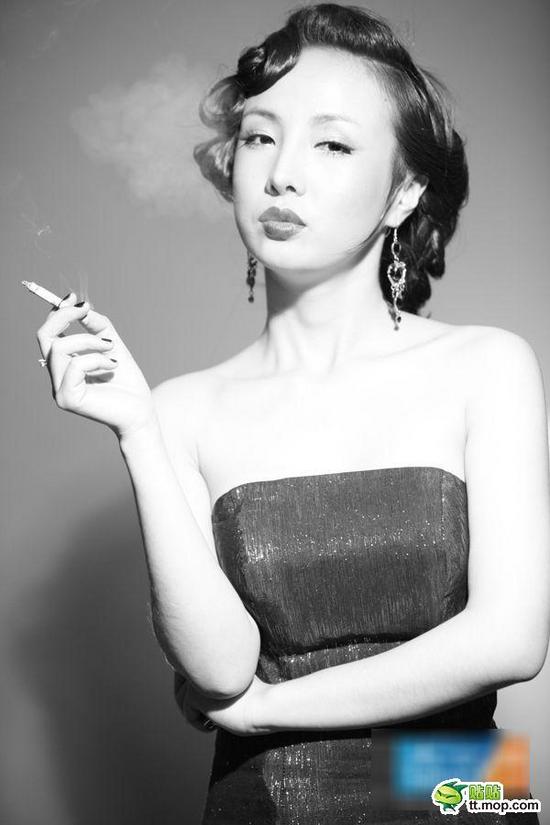 干露露推APP频发性感私照 半裸透视妩媚弄姿毫无下限