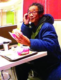 揭秘夜幕下免费寄宿人:不同故事 相同辛酸