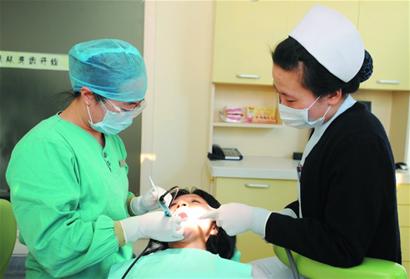 19岁少年长了一口“老牙”