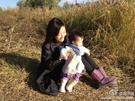 赵子琪带女儿秋游