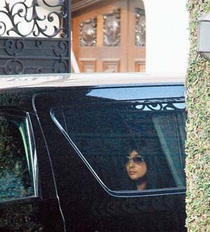 郭晶晶身材发福孕味十足 揭霍家3代豪门爱情