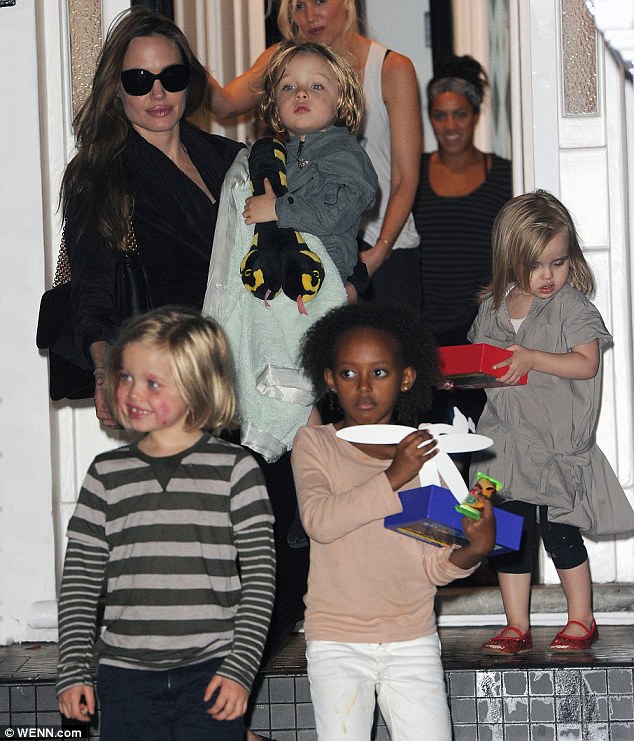 皮特与朱莉圣诞期间已秘密完婚 两人将全面息影 皮特与朱莉圣诞期间已秘密完婚 两人将全面息影