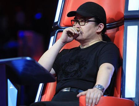 刘欢元旦演唱会观众爆满 带好声音学员“喂鸡”