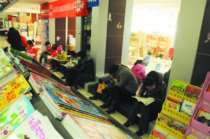 记者在岛城各大新华书店调查发现“老中青蹭书族”占六成以上 记者在岛城各大新华书店调查发现“老中青蹭书族”占六成以上