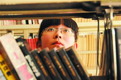 记者在岛城各大新华书店调查发现“老中青蹭书族”占六成以上 记者在岛城各大新华书店调查发现“老中青蹭书族”占六成以上