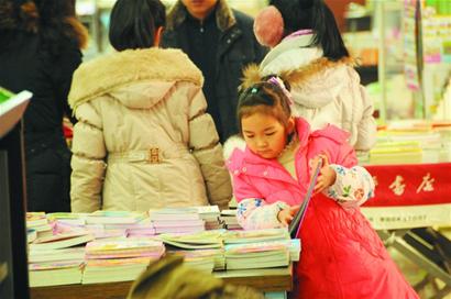 记者在岛城各大新华书店调查发现“老中青蹭书族”占六成以上 记者在岛城各大新华书店调查发现“老中青蹭书族”占六成以上