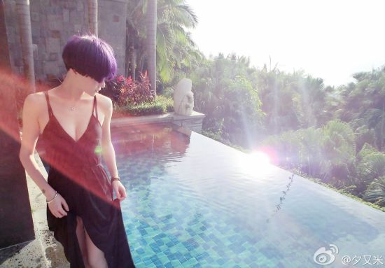 高晓松妻子黑裙露乳沟