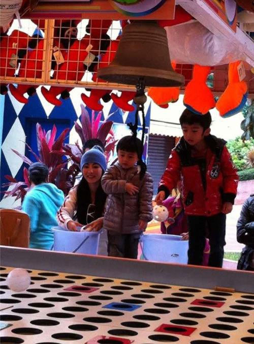 张柏芝带两个儿子去海洋公园