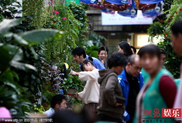 林依轮老婆现身花卉市场