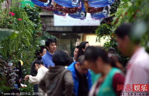 林依轮老婆现身花卉市场