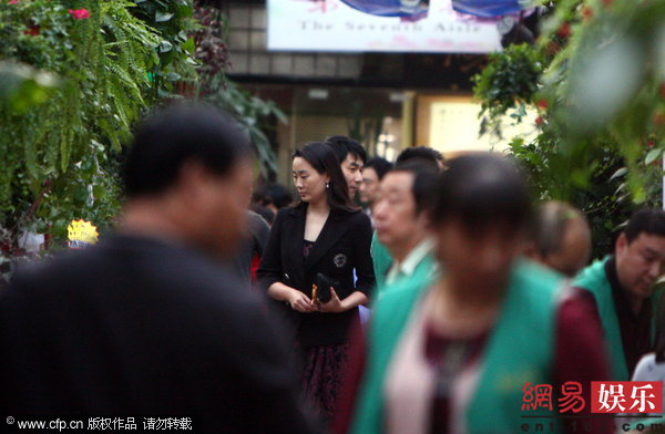 林依轮老婆现身花卉市场