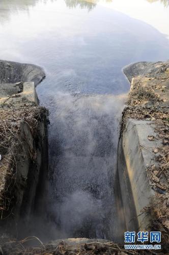 湖北潜江化工厂建在村中 孩子戴着口罩耳塞睡觉