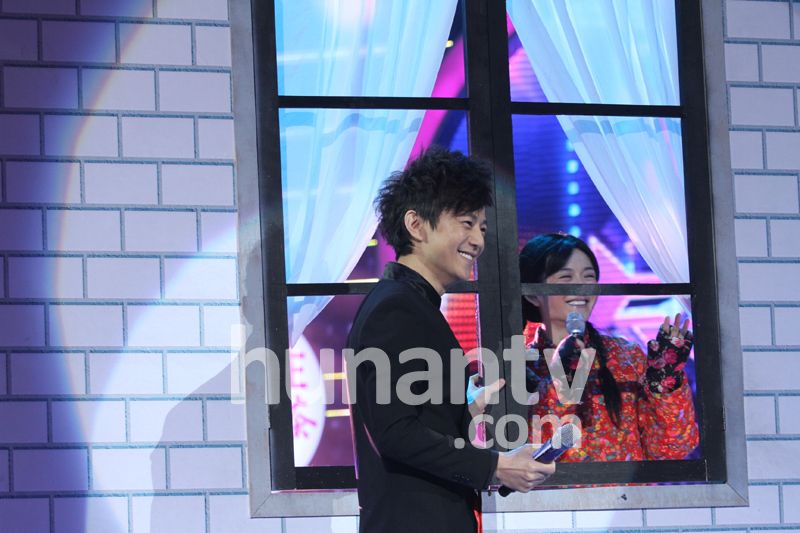 谢娜新年录大咖秀 高原红造型再扮九妹