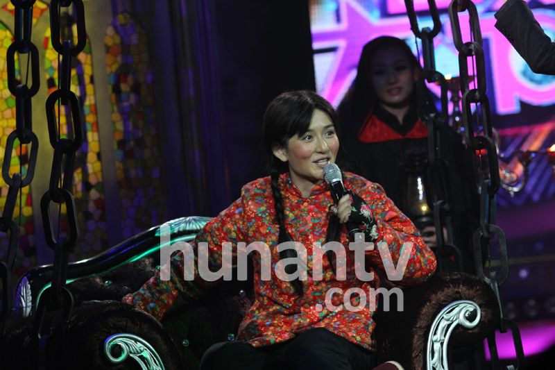 谢娜新年录大咖秀 高原红造型再扮九妹