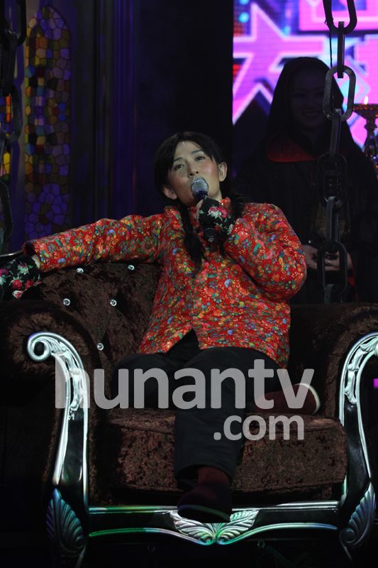 谢娜新年录大咖秀 高原红造型再扮九妹