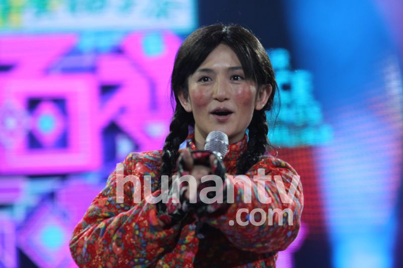 谢娜新年录大咖秀 高原红造型再扮九妹