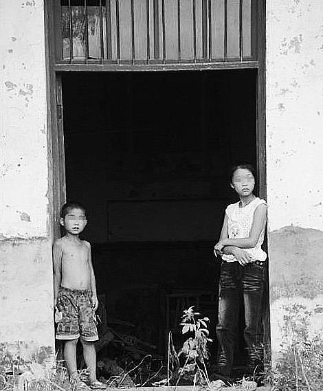 周飞龙遇害后，妻子改嫁，留下一对年幼的儿女。