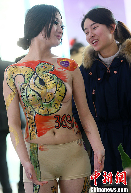 南京商家人体彩绘促销黄金“裸奔”价