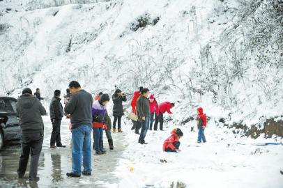 乘客在土山岗停车区休息时拍照赏雪。张磊摄