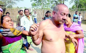 印度阿萨姆国大党一名领导人3日凌晨性侵犯一名女性，遭村民围殴，继而移交警方。自去年年底一起恶性轮奸案震惊全国以来，印度民众和政府对性侵女性愈加不能容忍。