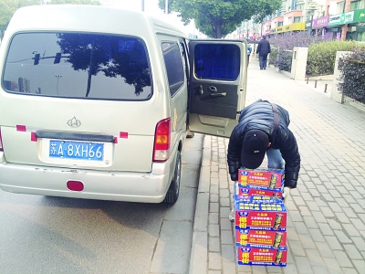 暗示违法司机“买椰奶可免处罚” 南京“椰奶交警”被迅速停职