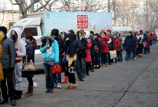 北岭车站排队乘车成一景 北岭车站排队乘车成一景