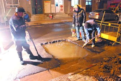 自来水管道漏水西康路被淹