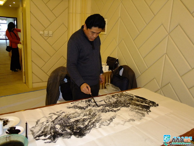 青岛两会#市政协十二届二次会议举行书画笔会,图为笔会现场 青岛两会#市政协十二届二次会议举行书画笔会,图为笔会现场