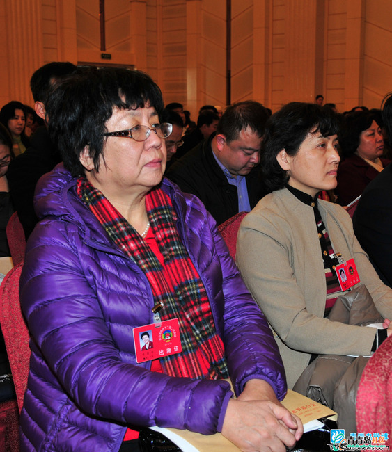 两会日报:减轻学生过重课业负担 建设城市大交通 两会日报:减轻学生过重课业负担 建设城市大交通