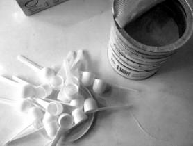 一罐澳优奶粉挖出18只勺子 回应称机器故障