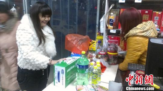 图为因店内饮用水售一空，一邯郸市民只能采购牛奶和苏打水　马继前　摄