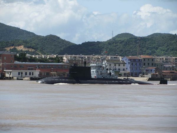 资料图：新元级041C潜艇在水面快速航行。