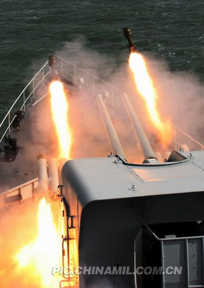 资料图：中国海军某驱支精确打击“敌潜艇”。