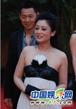 45岁陈红逆生长：18岁貌似张柏芝 越老越爱低胸装