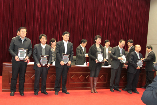 优秀上线嘉宾获奖代表上台领奖 优秀上线嘉宾获奖代表上台领奖