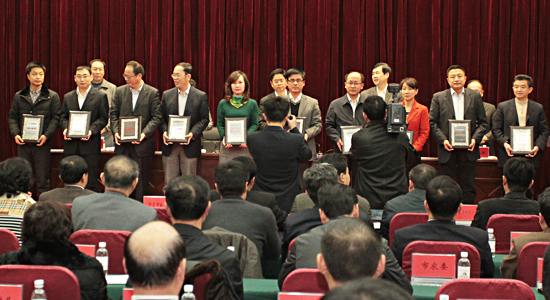 优秀上线单位获奖代表上台领奖 优秀上线单位获奖代表上台领奖