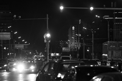 1月2日，崇文门附近，汽车在等待黄灯。 新京报记者 周岗峰 摄