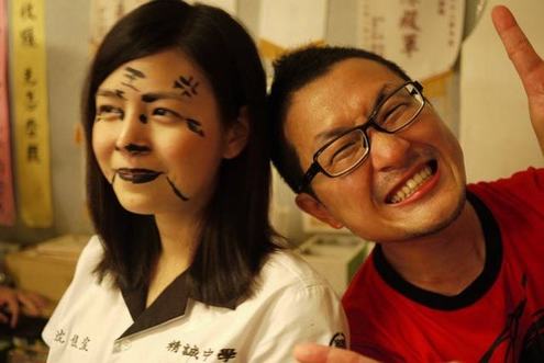 九把刀小女友私家照 恶搞陈妍希激吻柯震东旧照一同曝光