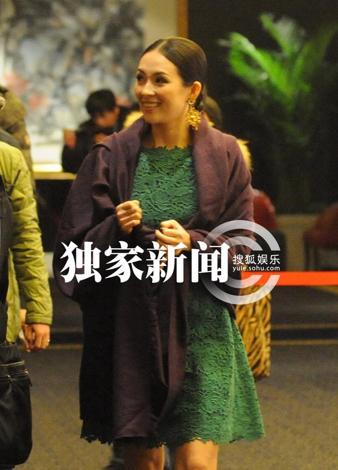 章子怡露背被粉丝围堵合影不摆谱